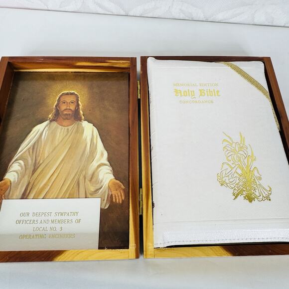 Holy Bible Memorial Edition Concordance KJV in Wooden Cedar Box - Picture 2 of 11